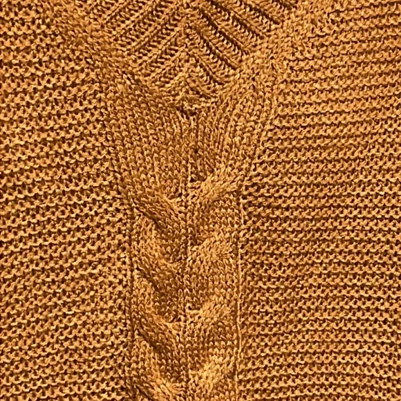 Cable knit v-neck vest - Picture 2 of 3